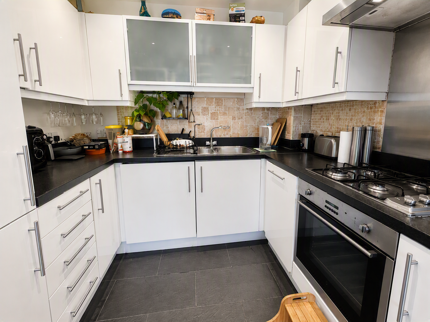 Flat Oakdale Road in Greater London
