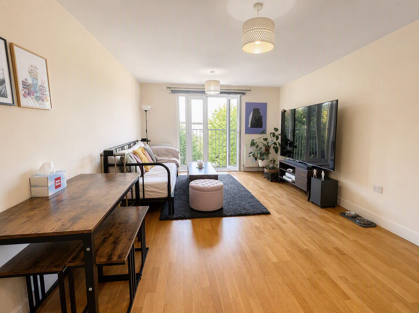 Flat Oakdale Road in Greater London