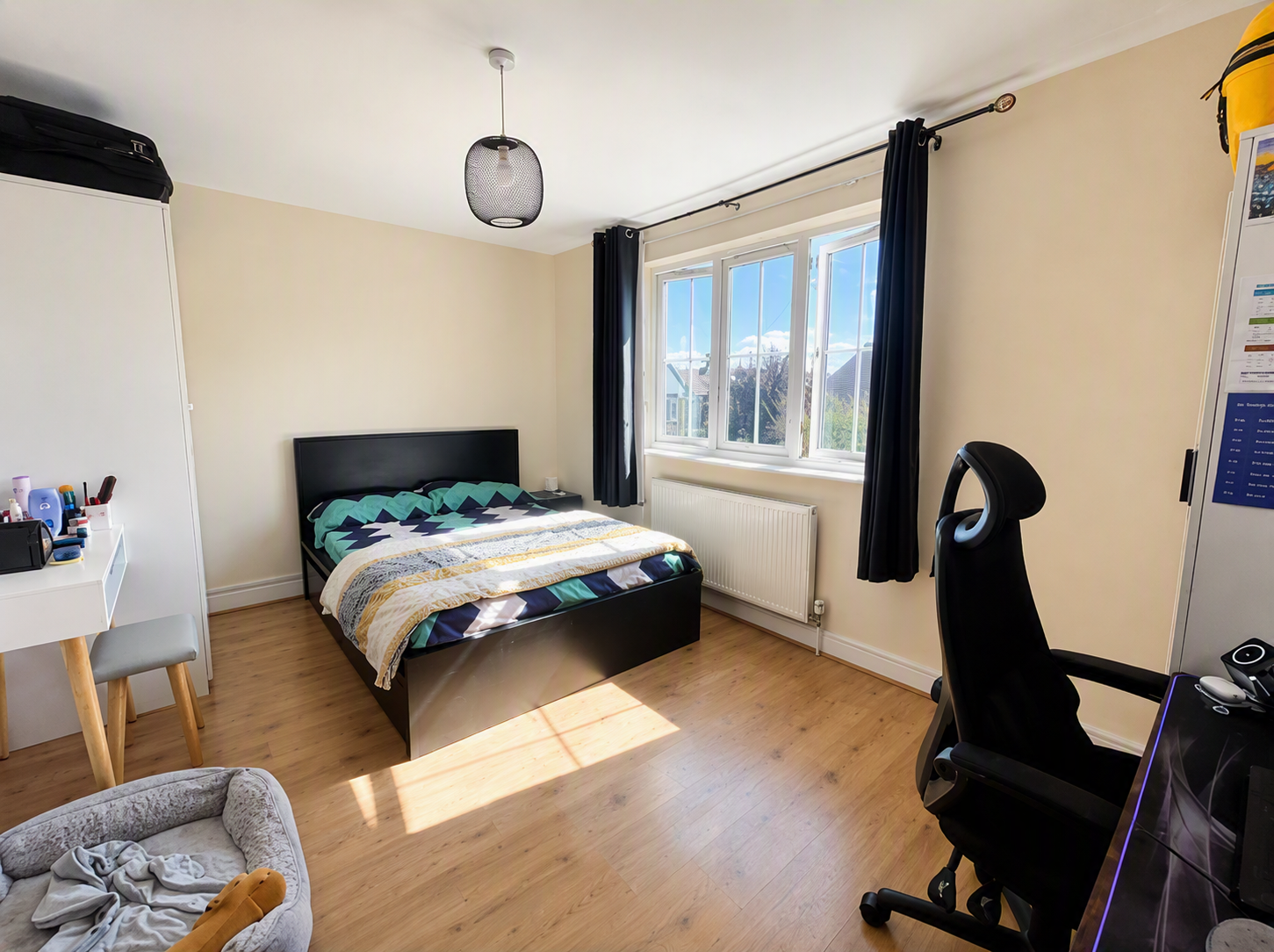 Flat Oakdale Road in Greater London