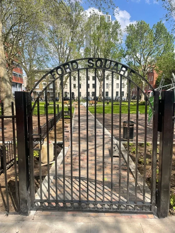 Flat Ford Square in Greater London