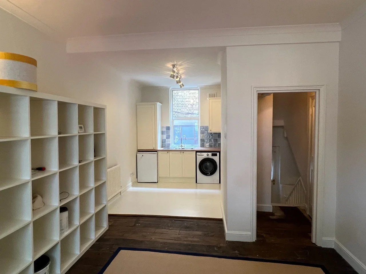Flat Ford Square in Greater London