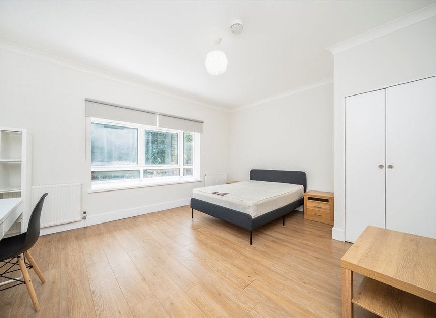 House Barnfield Place in Greater London