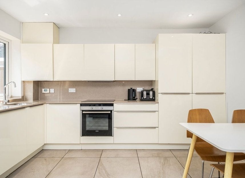 House Barnfield Place in Greater London