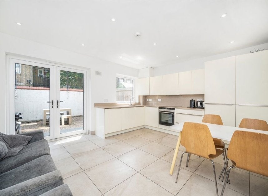 House Barnfield Place in Greater London