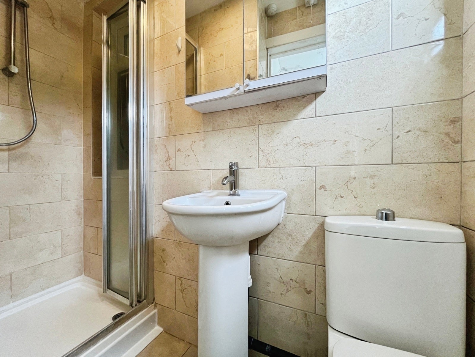 Room Bond Street in Borough of Runnymede
