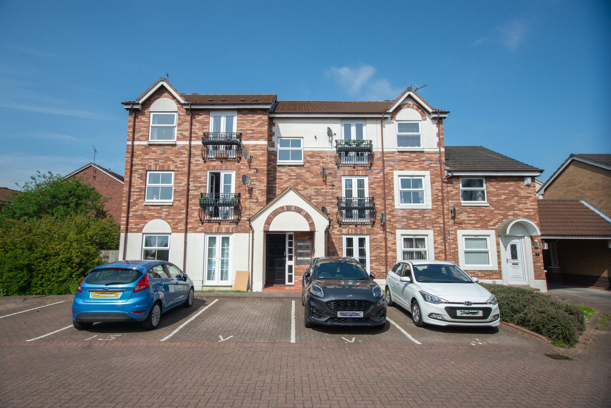 Flat Stonegate Close in Sutton