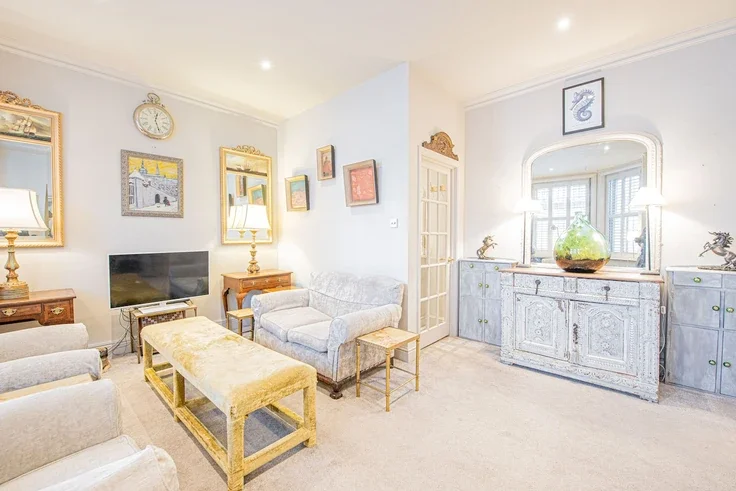 Flat Cornwall Gardens in Greater London