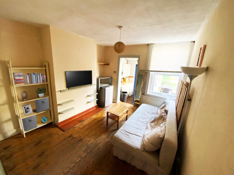 Room Denzil Road in Guildford