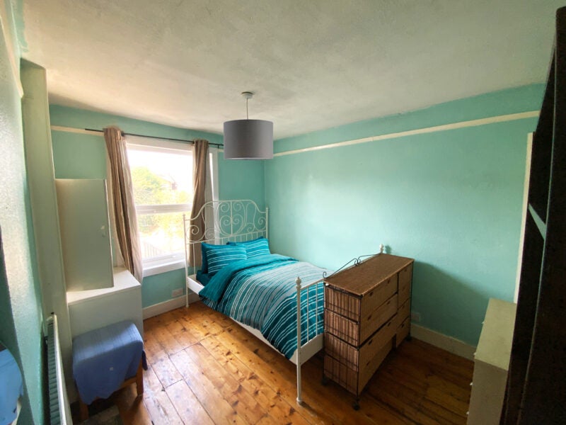 Room Denzil Road in Guildford
