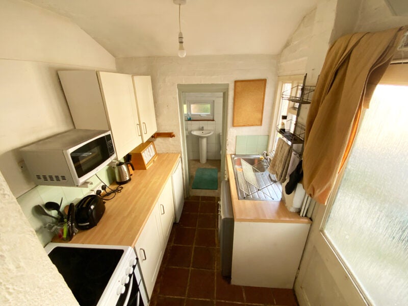Room Denzil Road in Guildford