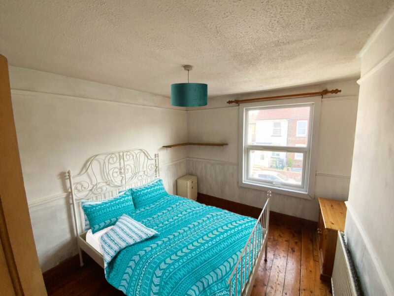 Room Denzil Road in Guildford