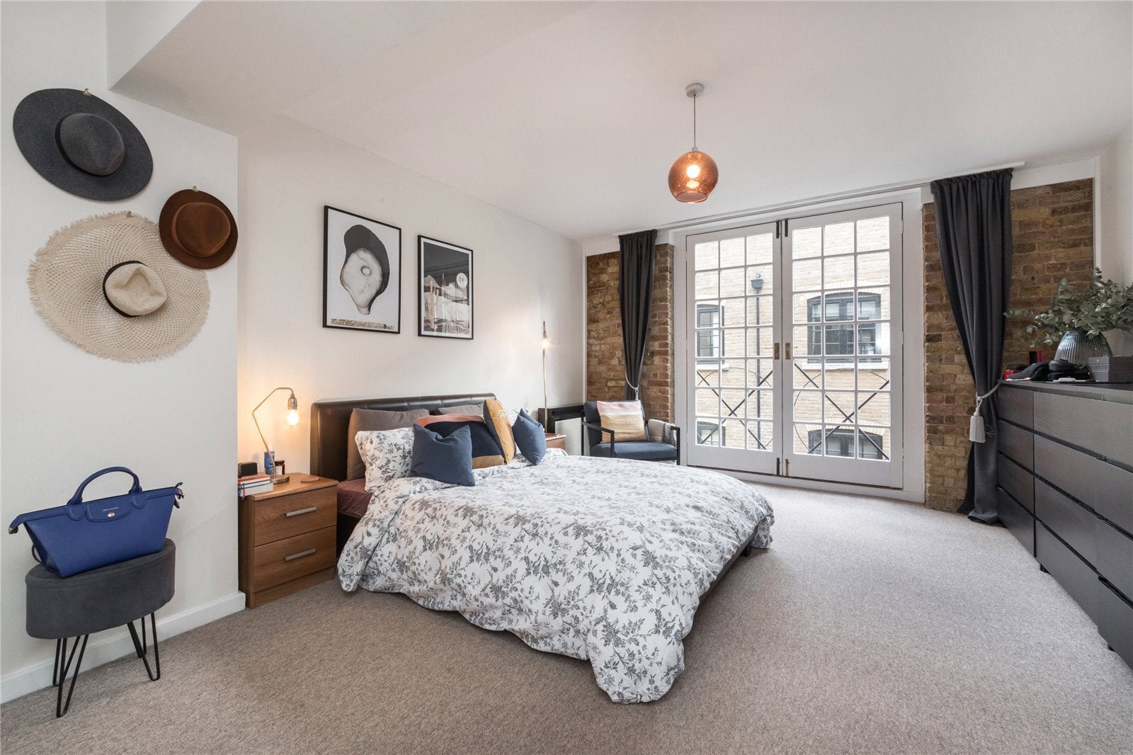Flat Courage Yard in Greater London