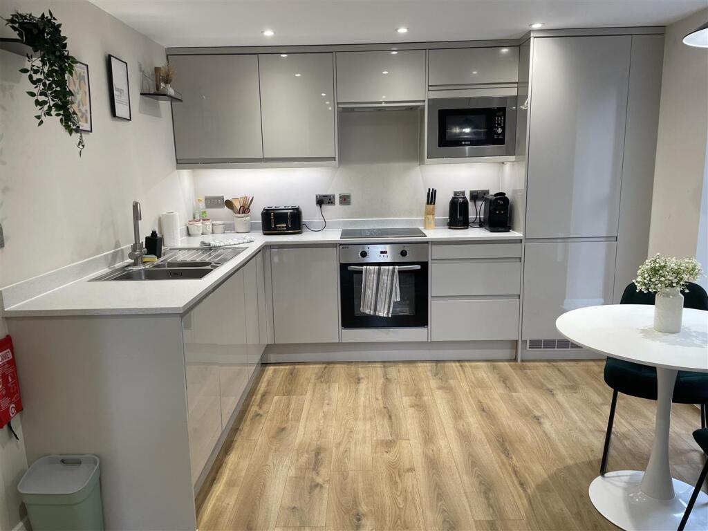 Flat Hackbridge Road in Greater London
