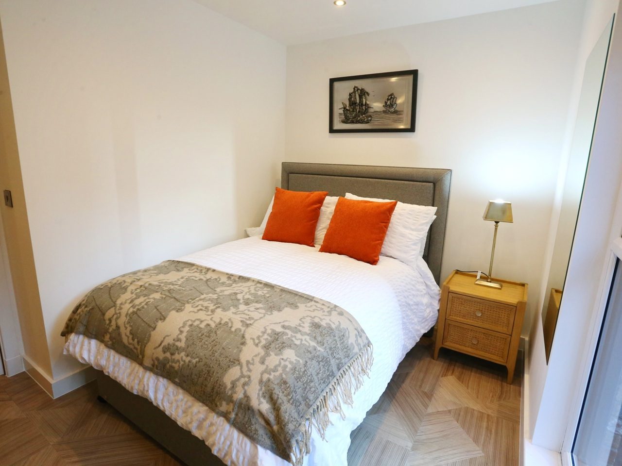 Flat Hackbridge Road in Greater London
