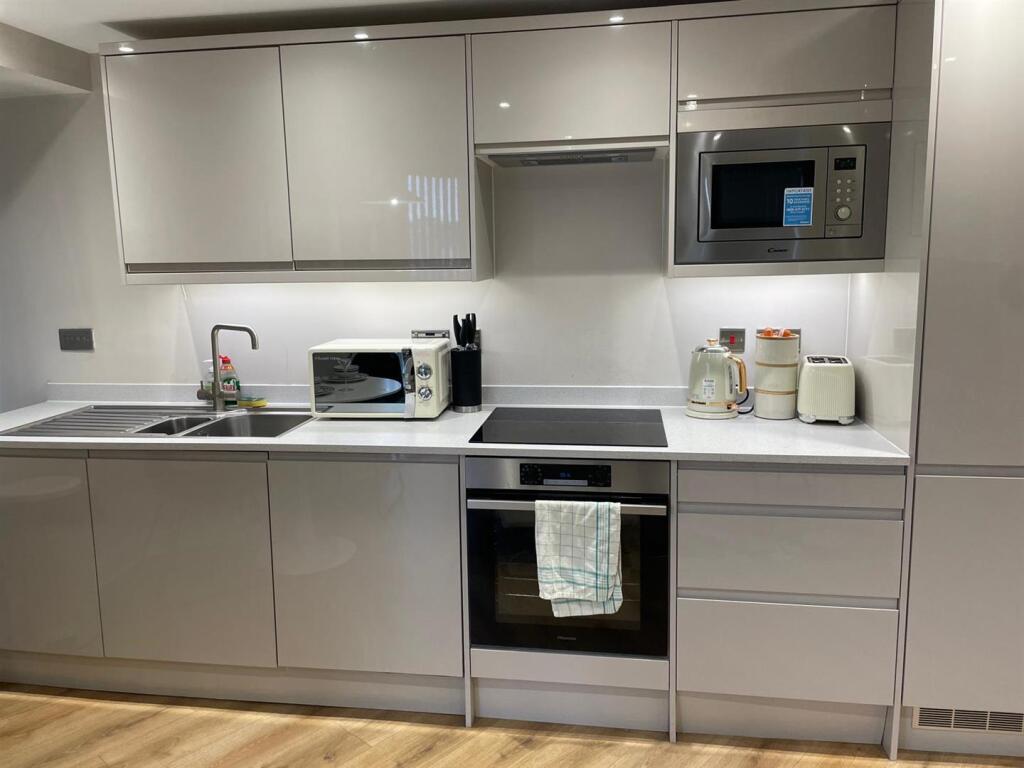Flat Hackbridge Road in Greater London