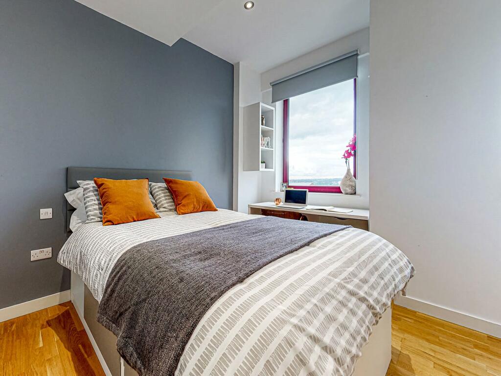 Flat Hackbridge Road in Greater London
