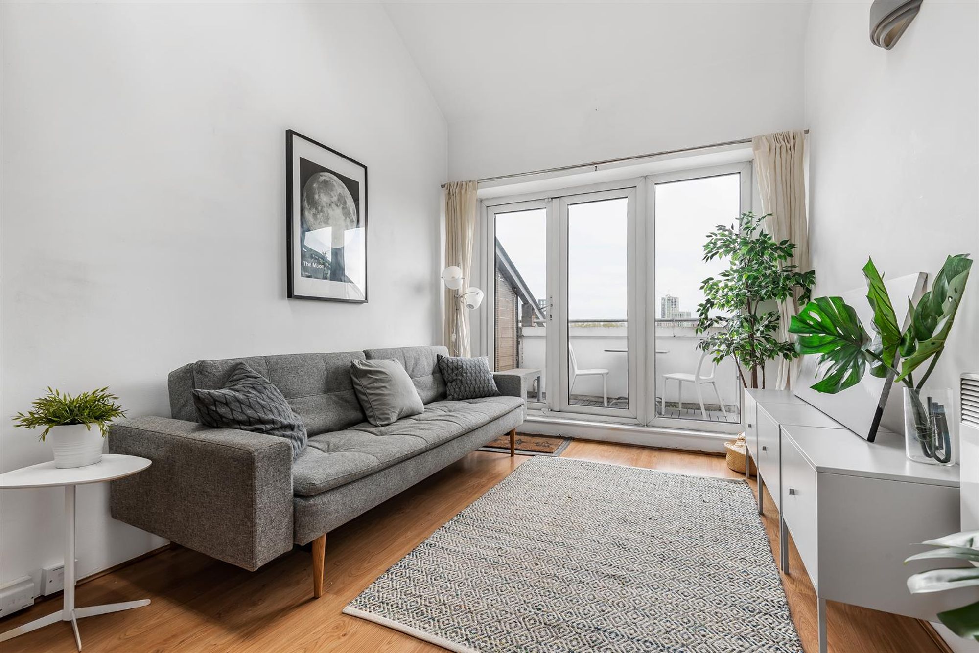 Flat Fairfield Road in Greater London