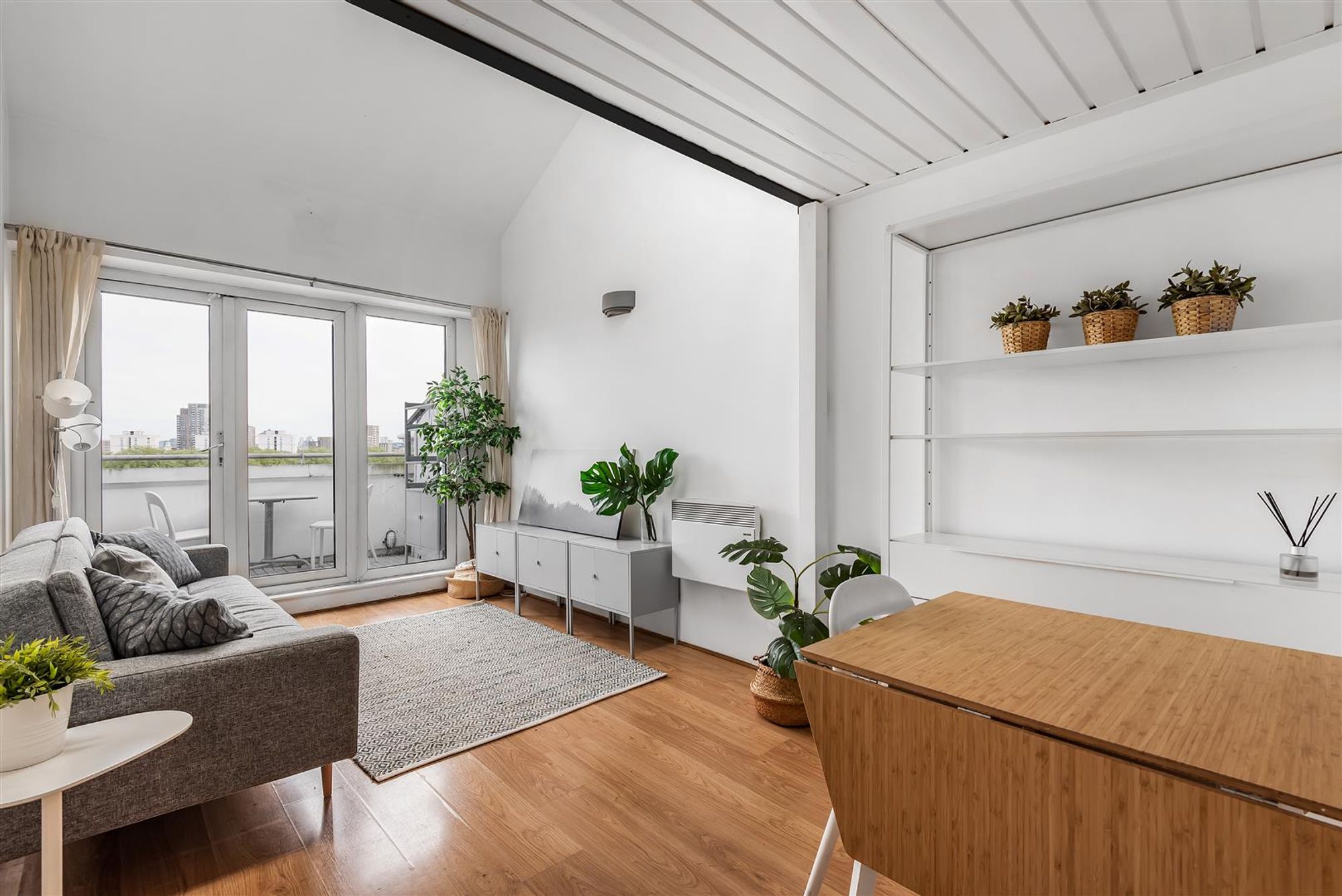 Flat Fairfield Road in Greater London