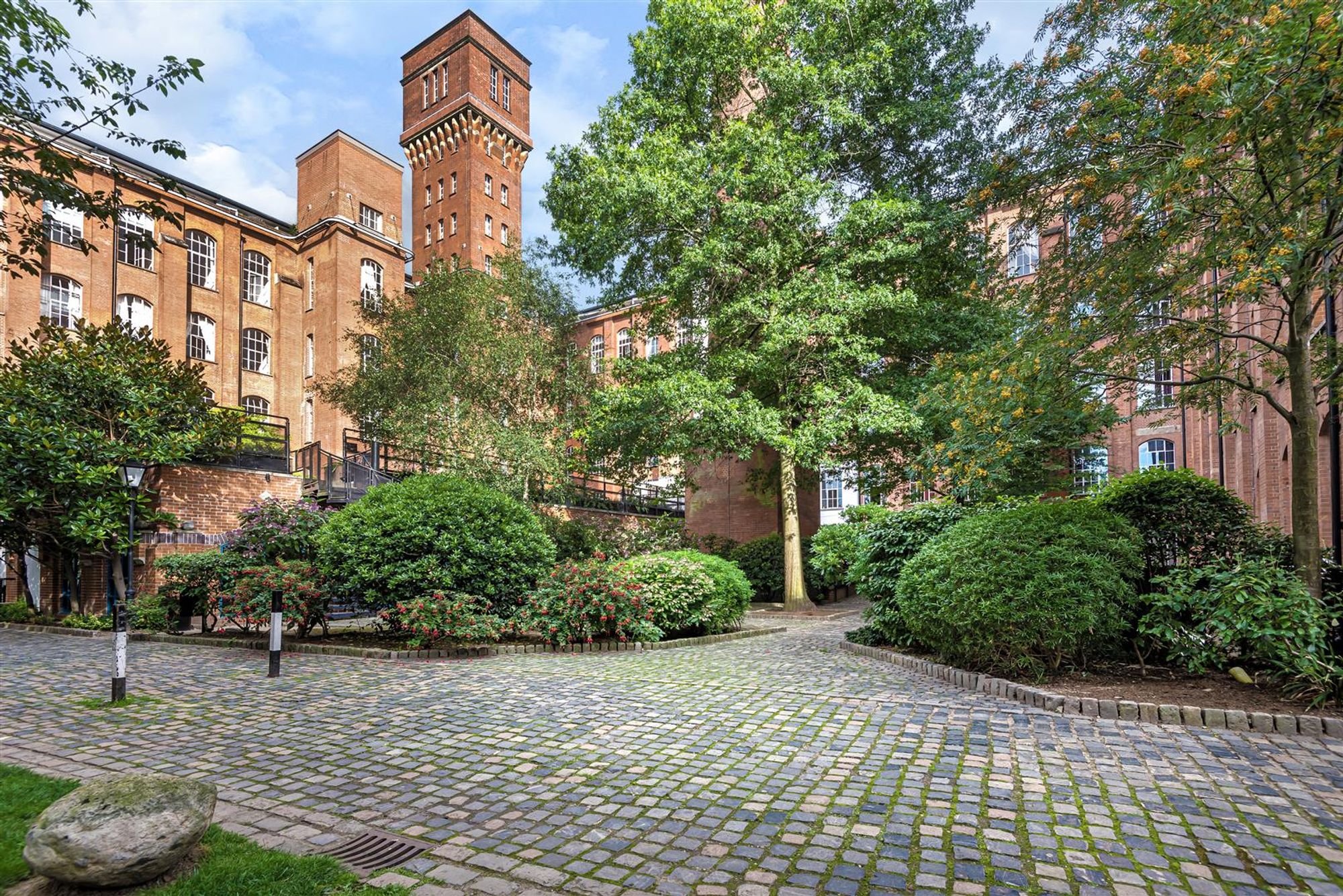 Flat Fairfield Road in Greater London