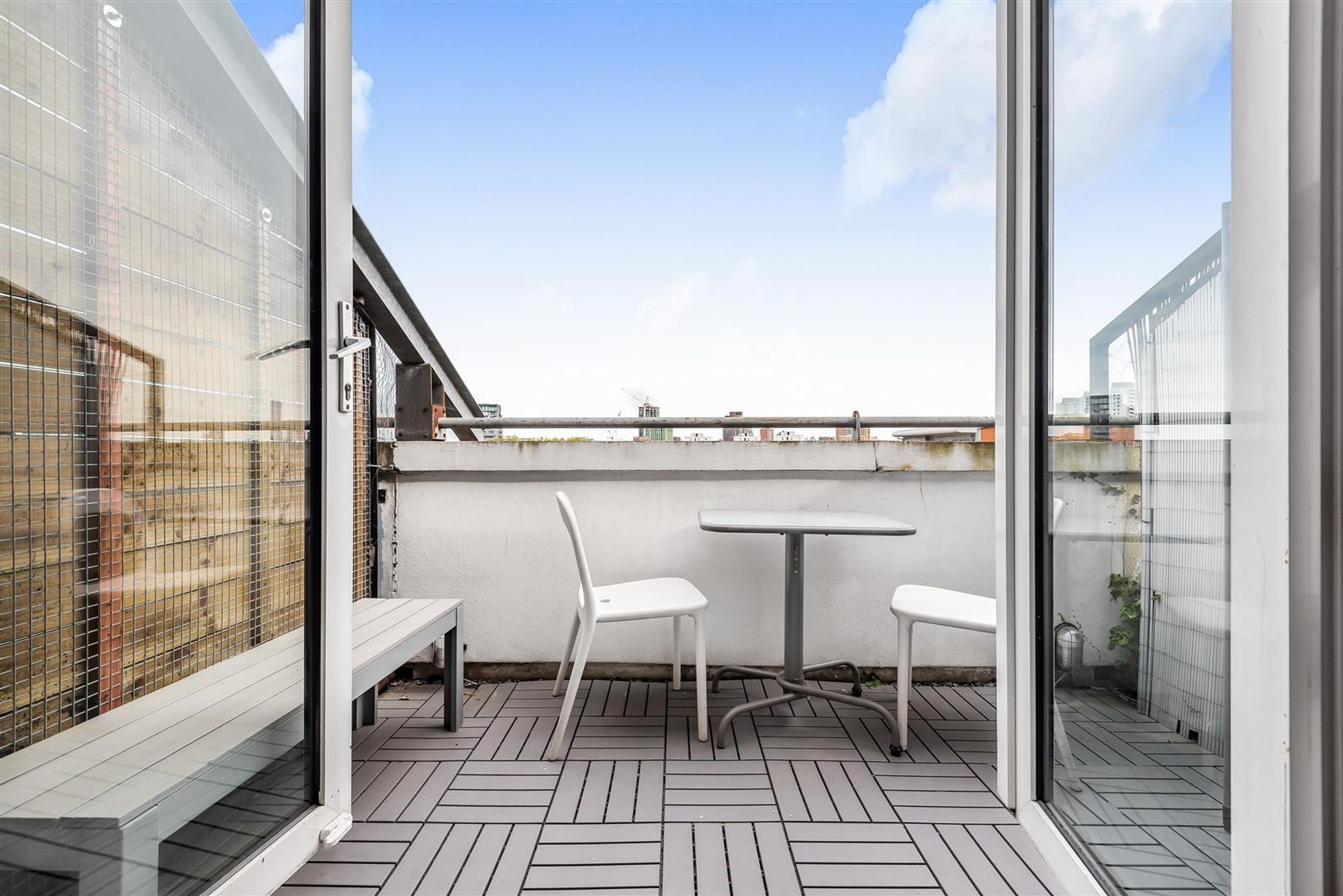 Flat Fairfield Road in Greater London
