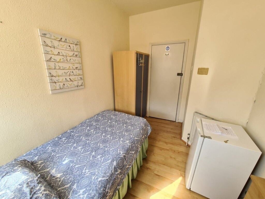Room Chichele Road in Greater London