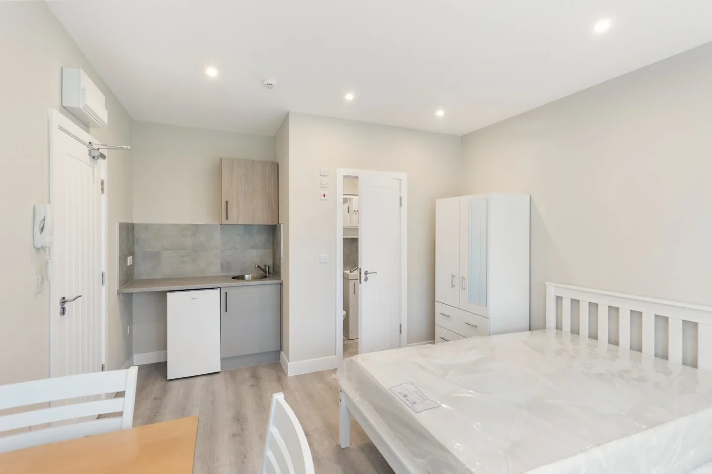 Flat Talbot Road in Greater London
