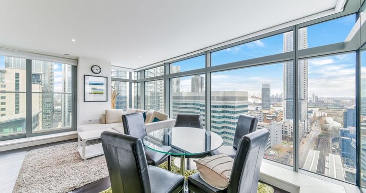 Flat Pan Peninsula Square in Greater London