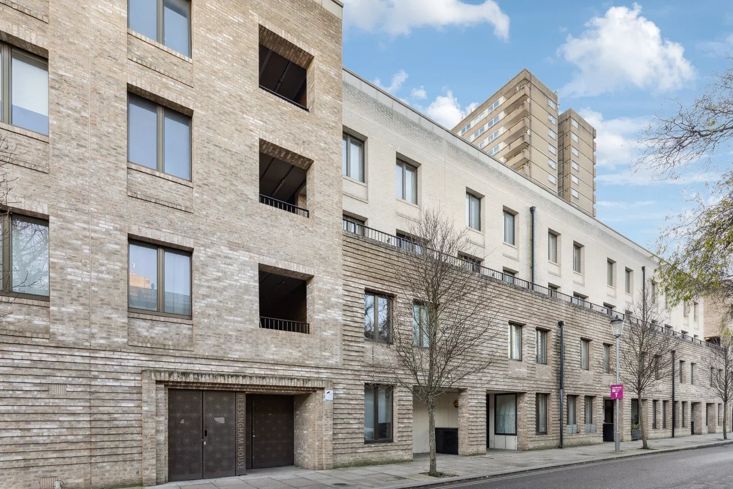 Flat Shalfleet Drive in Greater London