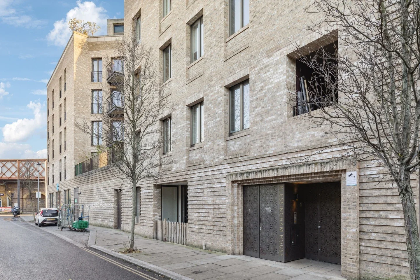 Flat Shalfleet Drive in Greater London