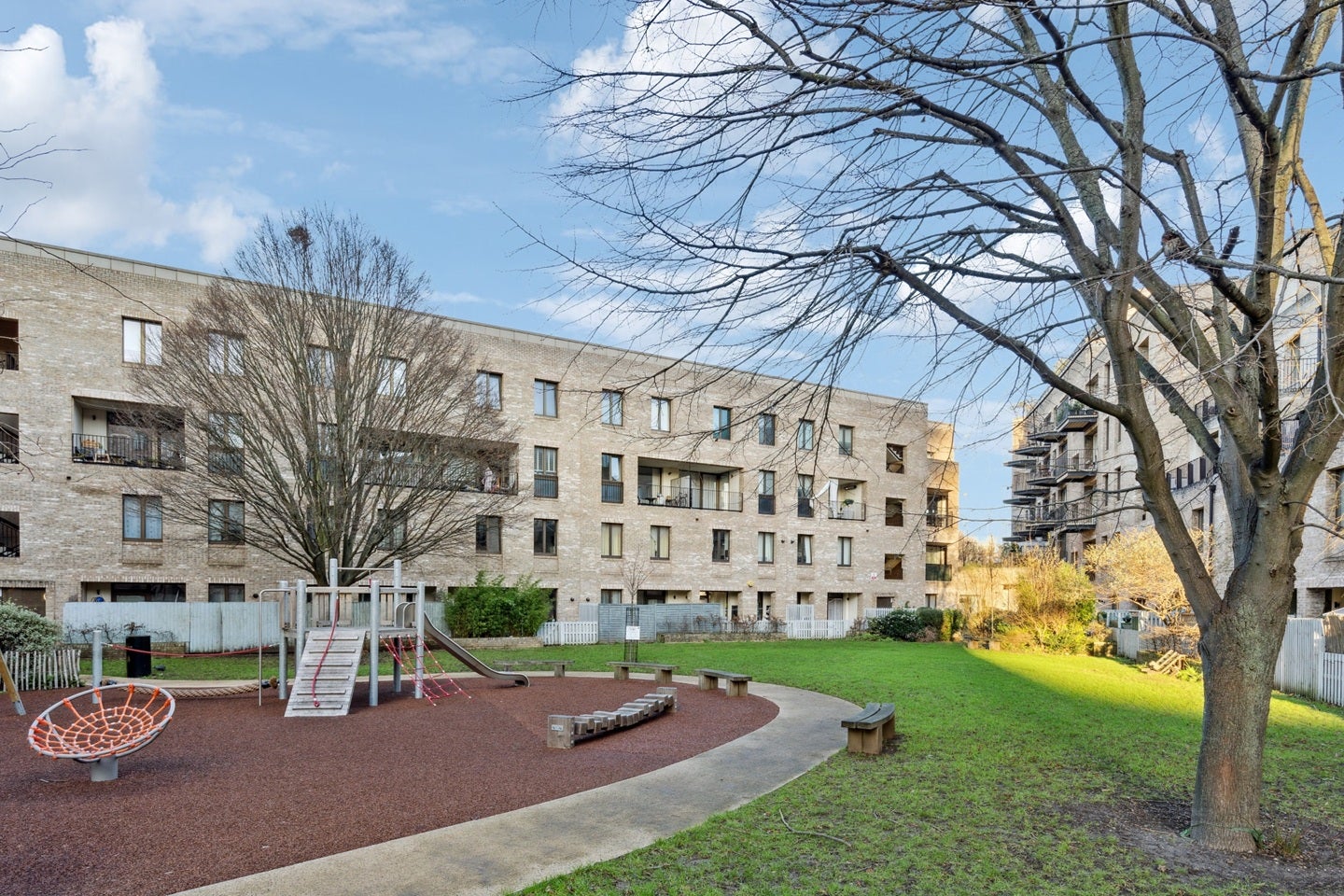 Flat Shalfleet Drive in Greater London