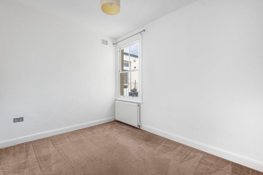 Flat Orpington Road in Greater London