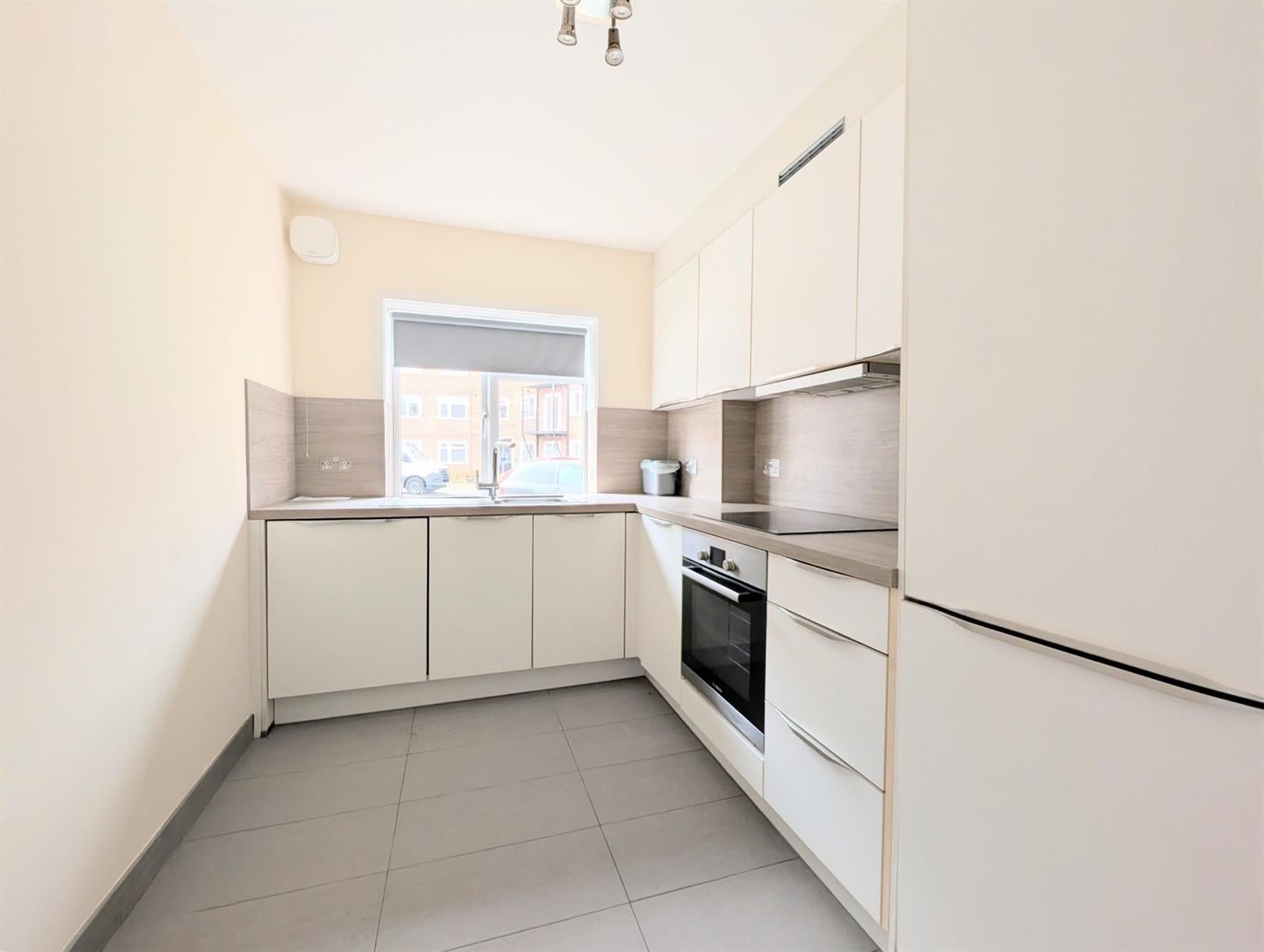 Flat Bishopric in Horsham