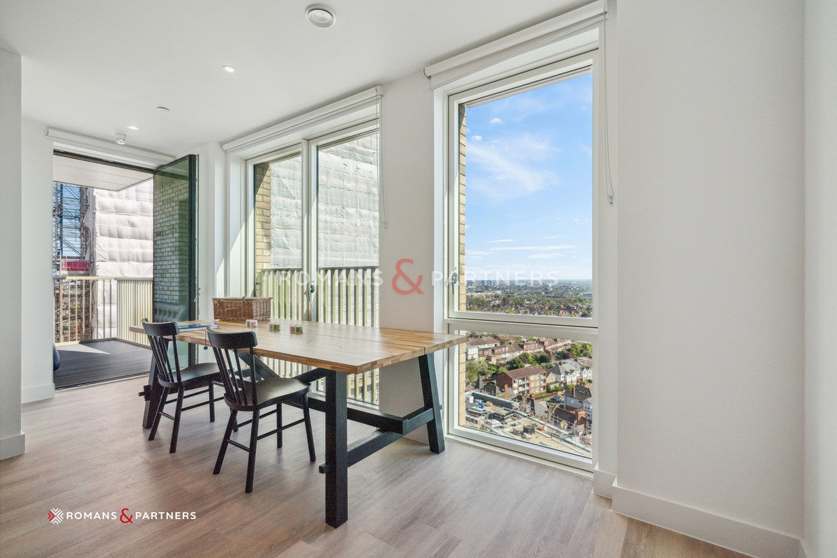 Flat Westbourne Avenue in Greater London