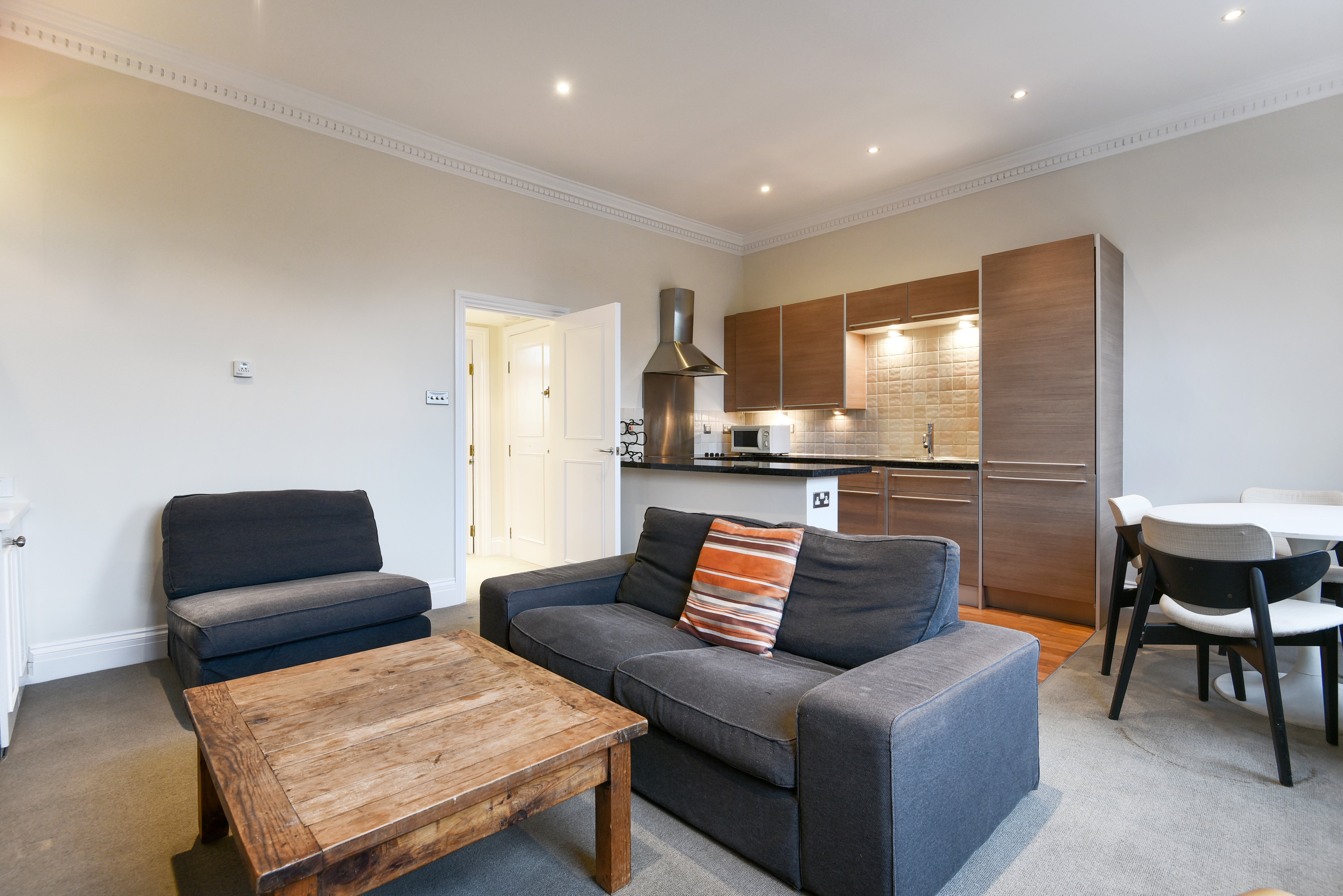 Flat Petersham Road in Greater London