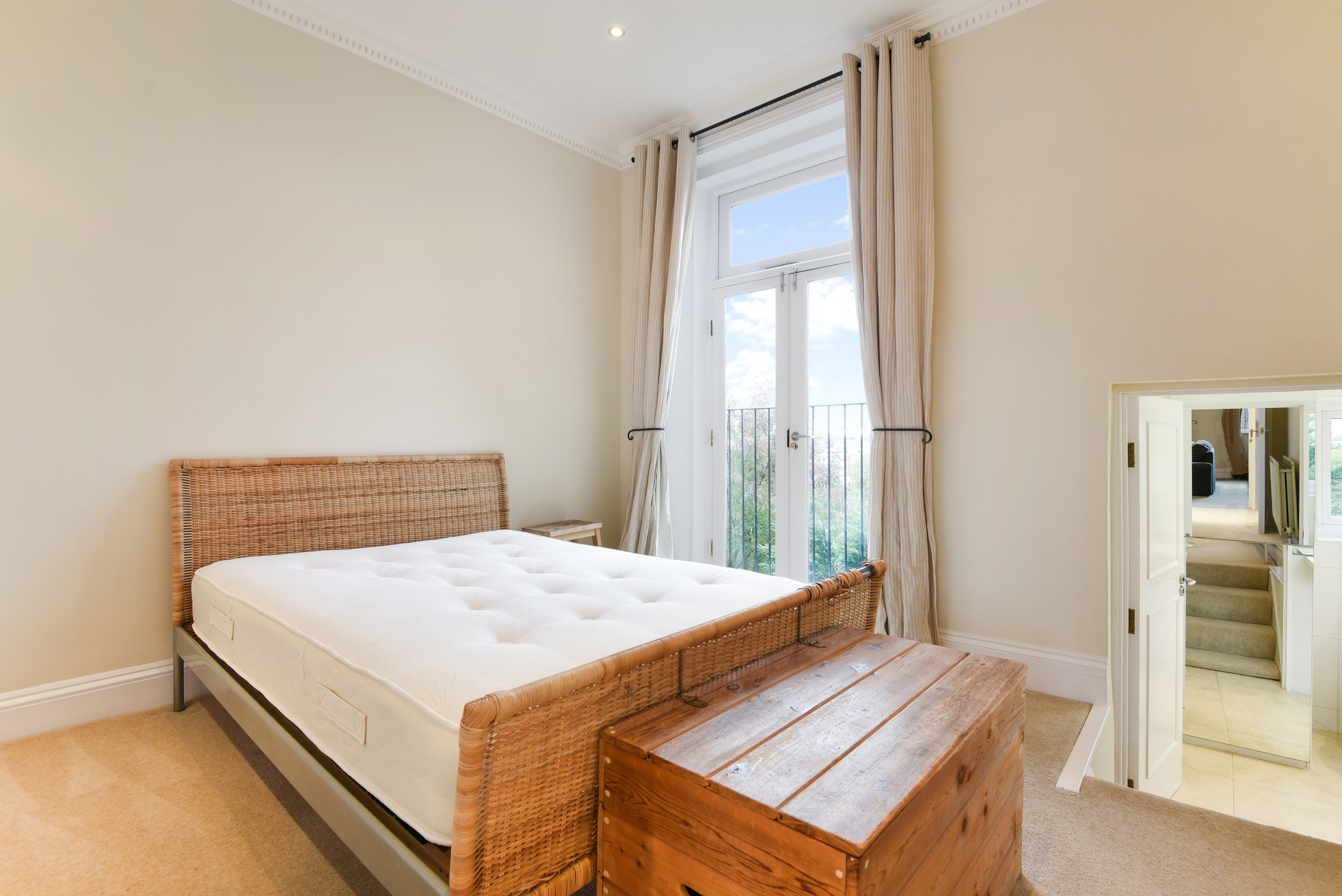 Flat Petersham Road in Greater London
