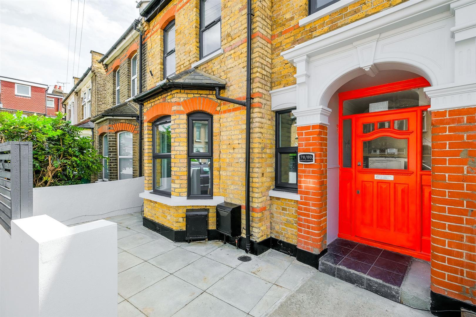 Flat Spruce Hills Road in Greater London