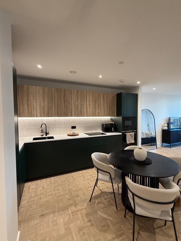 Room Monarch Square in Greater London
