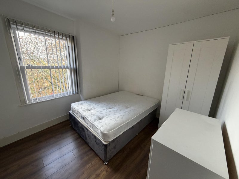 Room Dermody Road in Greater London