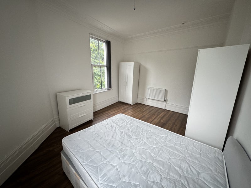 Room Dermody Road in Greater London