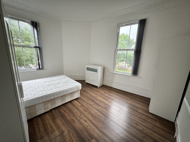 Room Dermody Road in Greater London