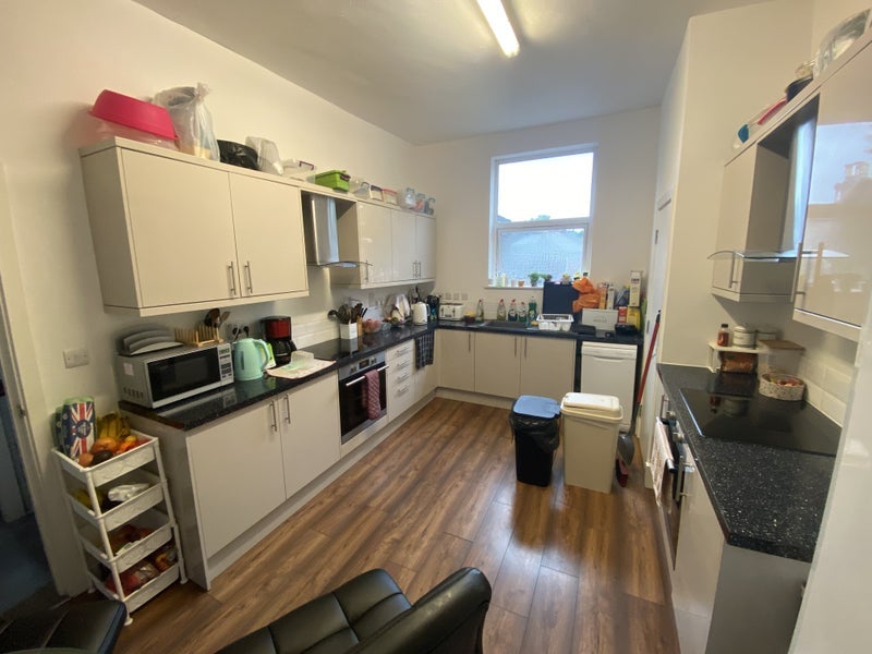 Room Dermody Road in Greater London