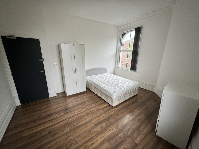 Room Dermody Road in Greater London