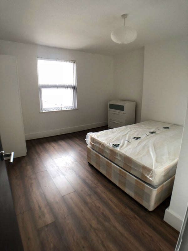 Room Dermody Road in Greater London