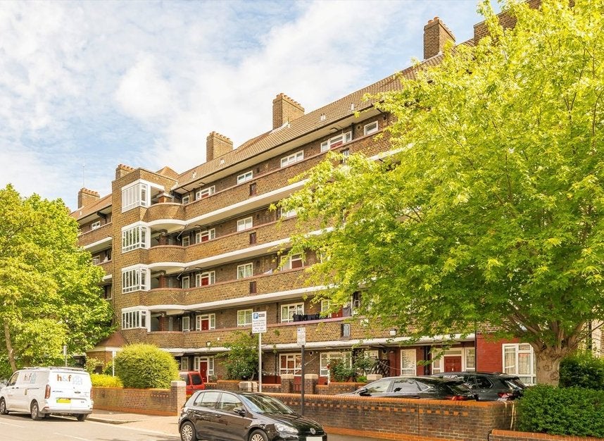 Flat Australia Road in Greater London