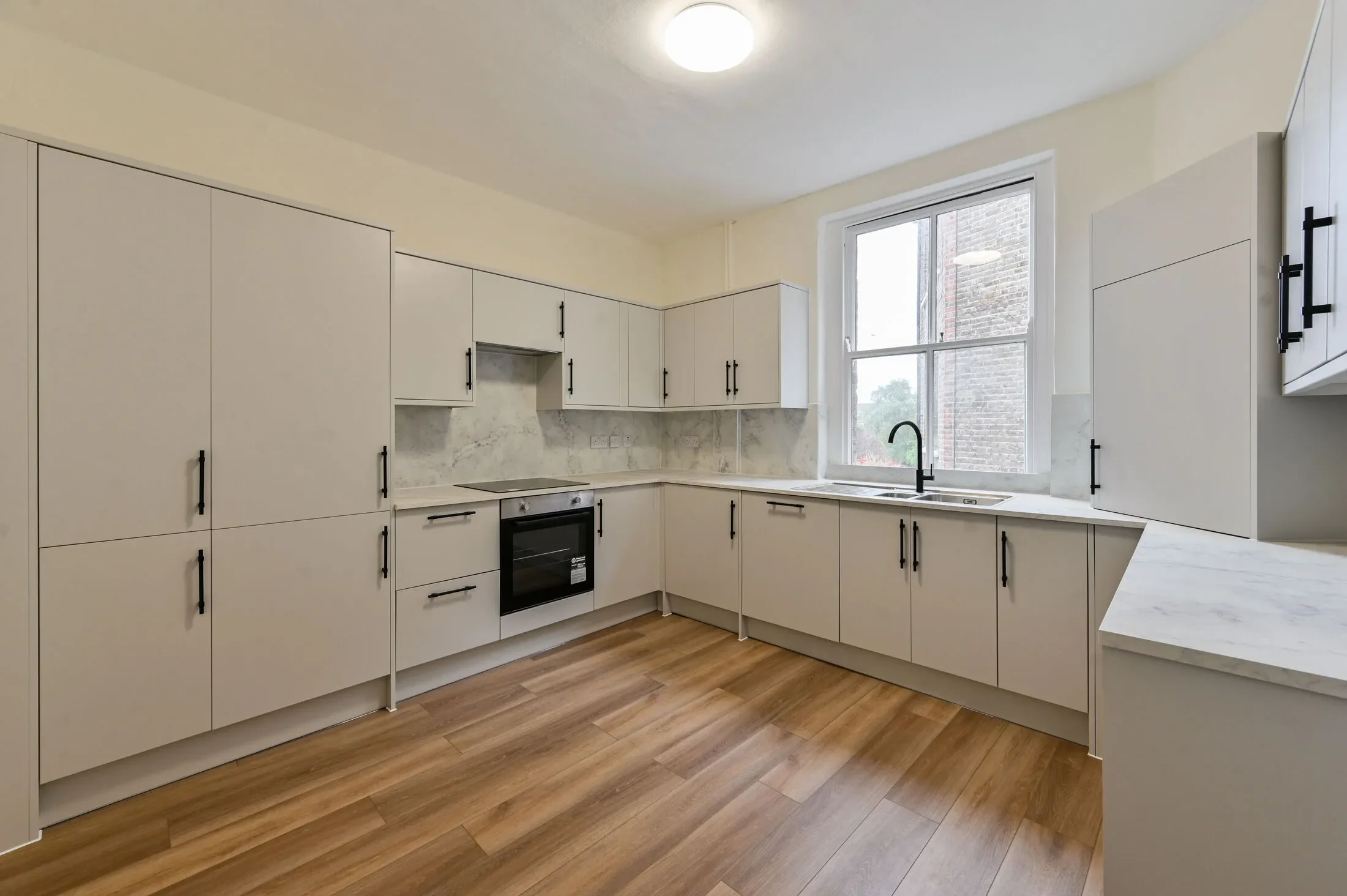 Flat Upper Richmond Road in Greater London