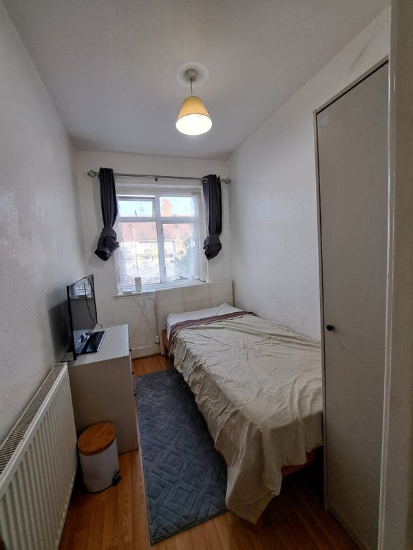 Room Montrose Gardens in Greater London