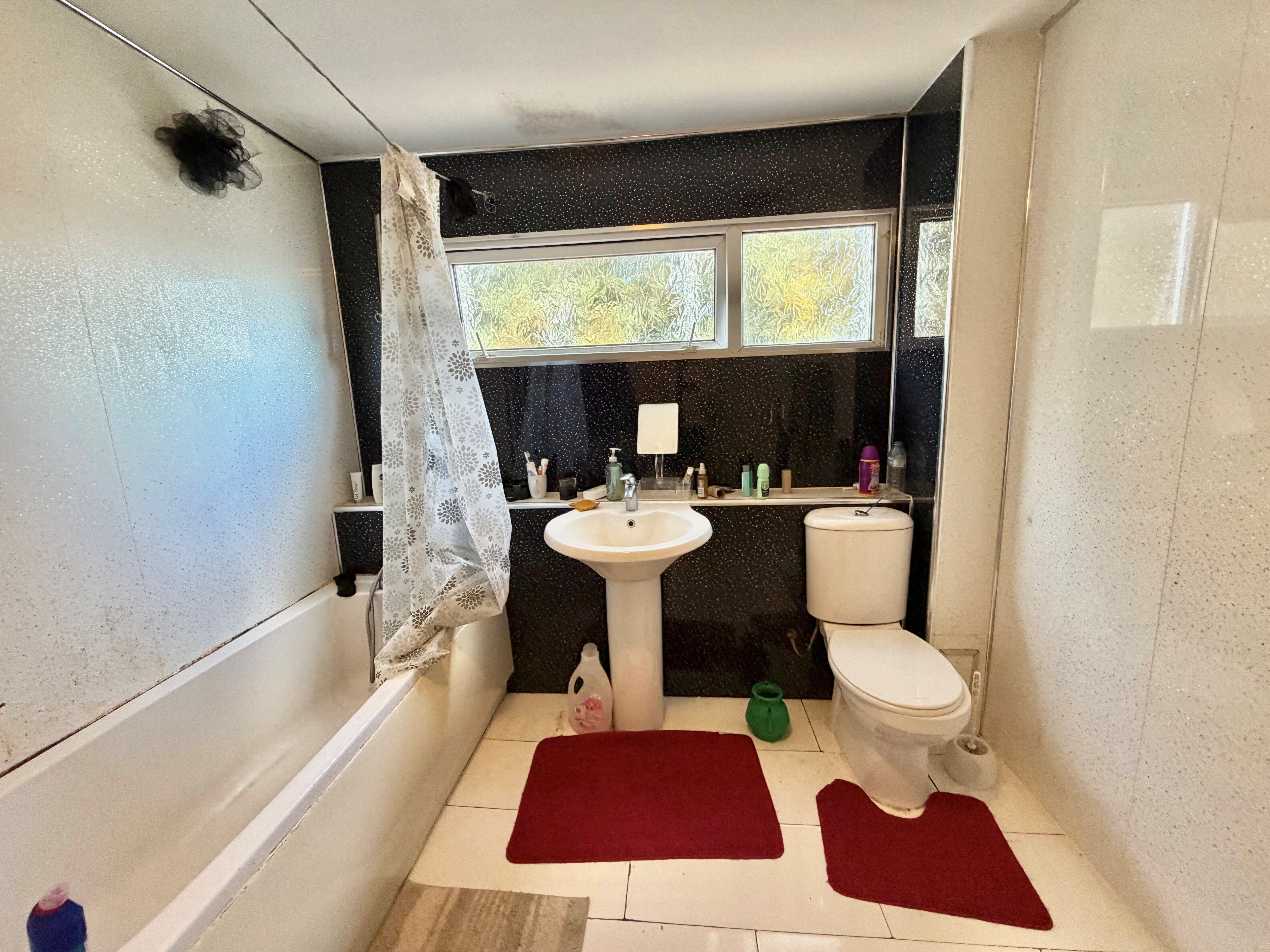 Flat Wyton Close in Nottingham