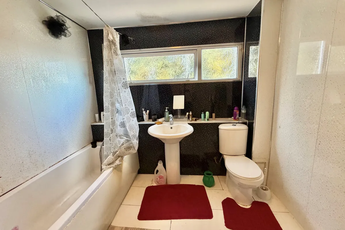 Flat Wyton Close in Nottingham