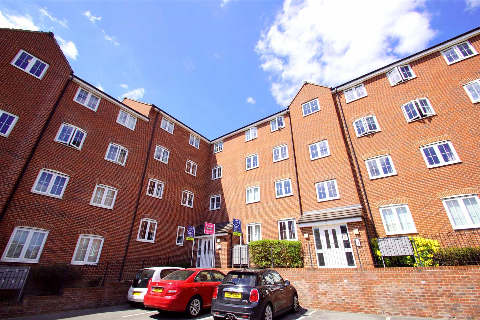 Flat Fenton Place in Leeds