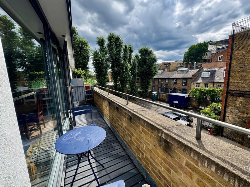 Room Abney Gardens in Greater London